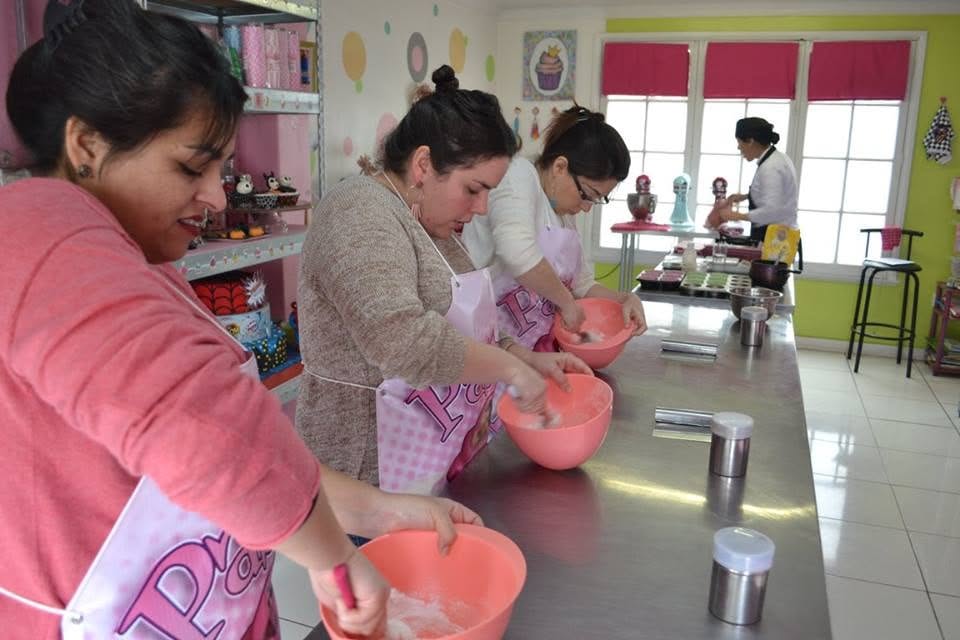 CLASE PRESENCIAL DE TORTA EN FONDANT — EDICIÓN NAVIDAD 100% práctica - Imagen 10