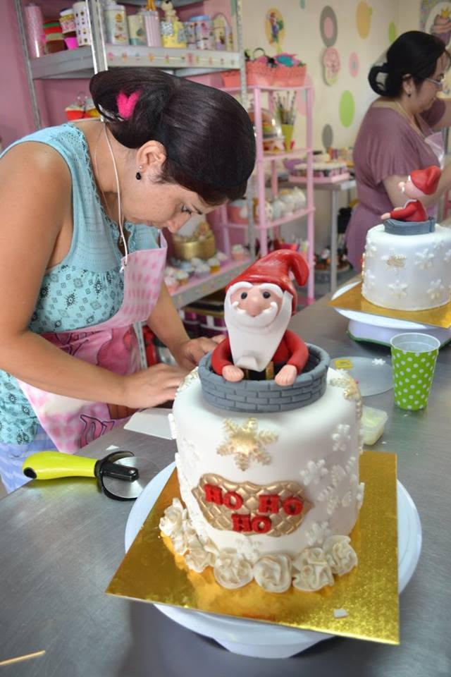 CLASE PRESENCIAL DE TORTA EN FONDANT — EDICIÓN NAVIDAD 100% práctica - Imagen 2