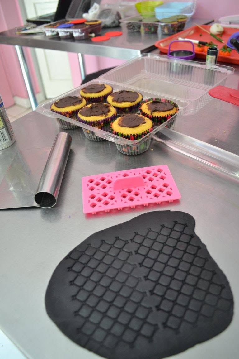 Clase presencial de decoración de Cupcakes Halloween en fondant 100% práctica - Imagen 10