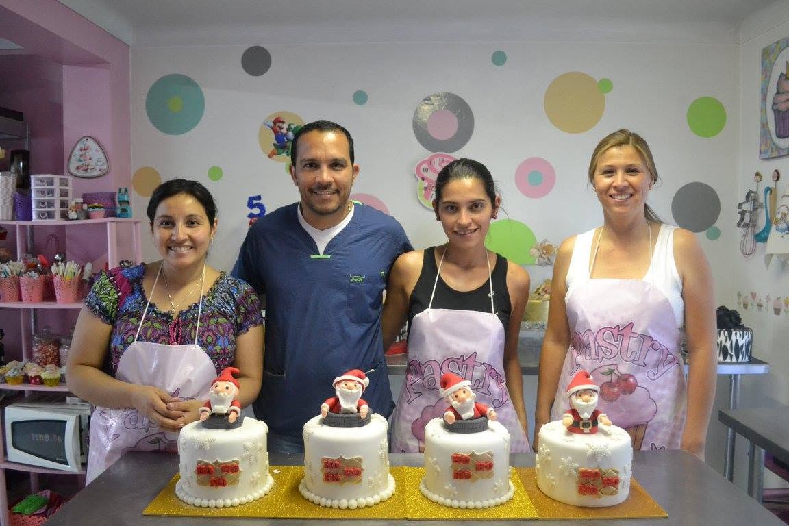 CLASE PRESENCIAL DE TORTA EN FONDANT — EDICIÓN NAVIDAD 100% práctica - Imagen 11