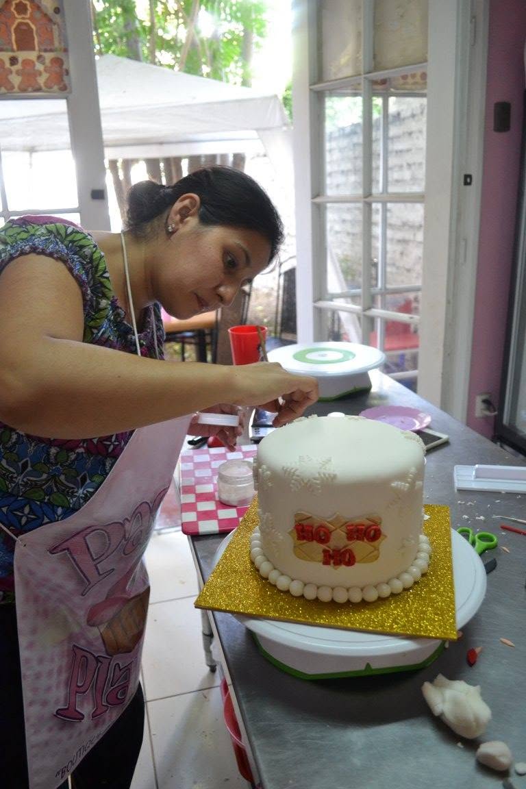 CLASE PRESENCIAL DE TORTA EN FONDANT — EDICIÓN NAVIDAD 100% práctica - Imagen 8
