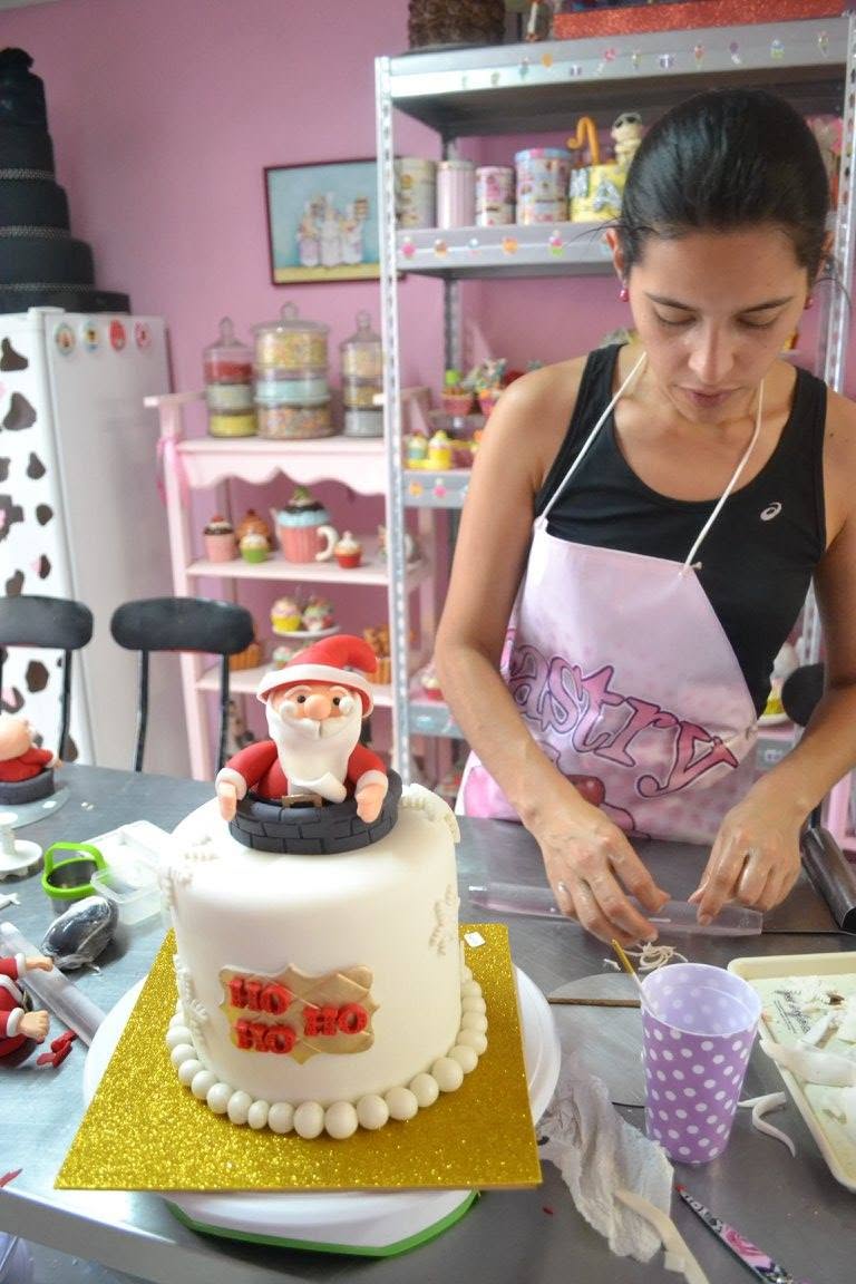 CLASE PRESENCIAL DE TORTA EN FONDANT — EDICIÓN NAVIDAD 100% práctica - Imagen 4